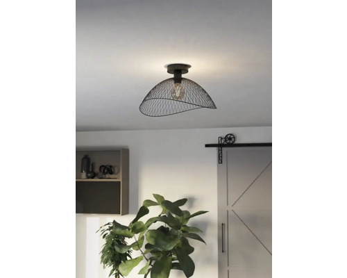 Stropné svietidlo s drôteným tienidlom namontovaným v miestnosti