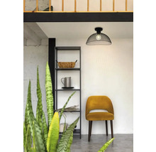 Interiér s regálom, stoličkou a závesným svietidlom