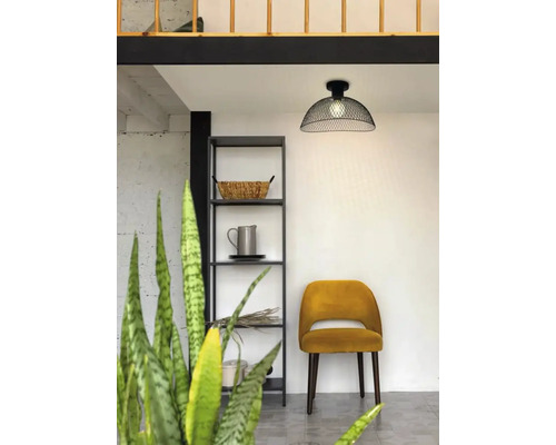 Interiér s regálom, stoličkou a závesným svietidlom