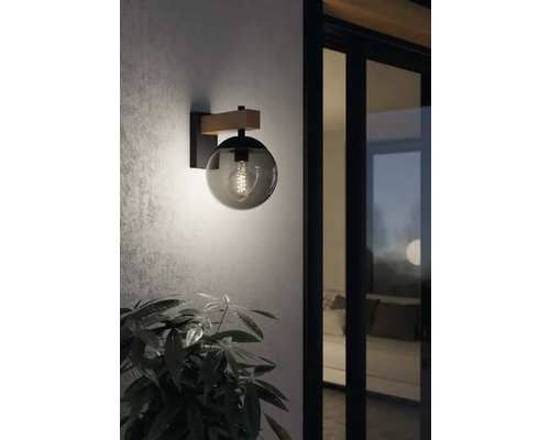Vonkajšie nástenné svietidlo s dreveným prvkom a sklenenou guľou