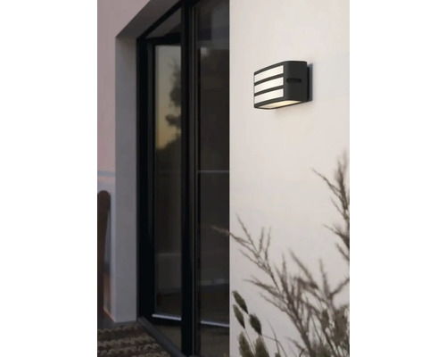 Nástenné svietidlo pre vonkajšie použitie s tromi svetelnými štrbinami