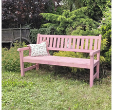 Drevená záhradná lavička s vankúšom v záhrade