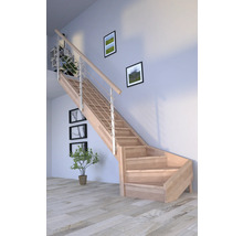 Drevené schodisko so zábradlím v interiéri