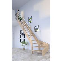 Priestorový pohľad s dreveným schodiskom a bielym zábradlím