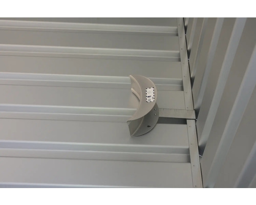 Povrchový káblový kanál pripevnený k stene