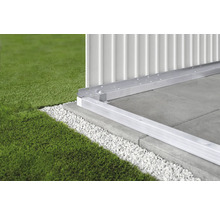 Detail hliníkového rámu na dlažbe s trávnikom a štrkom