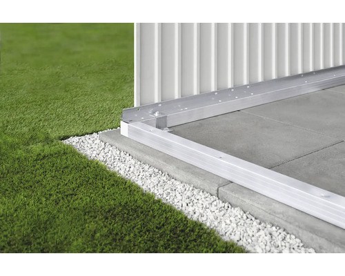 Základný rám pre skleník 190 Detail hliníkového rámu na dlažbe s trávnikom a štrkom