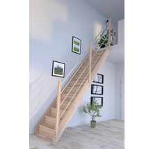 Drevené schodisko s kovovým zábradlím v interiéri