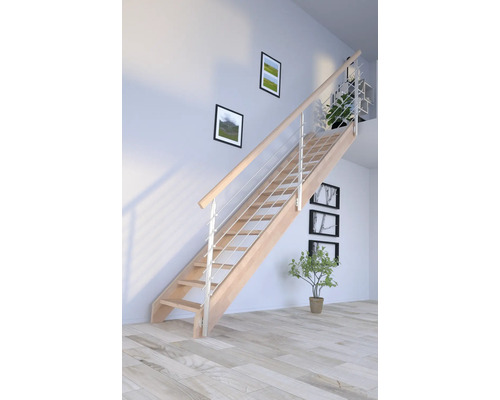 Drevené schodisko s nerezovým zábradlím vo svetlej miestnosti