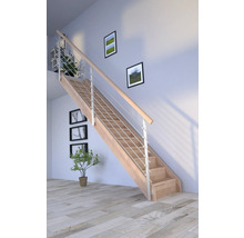 Drevené schodisko so zábradlím vo svetlej miestnosti