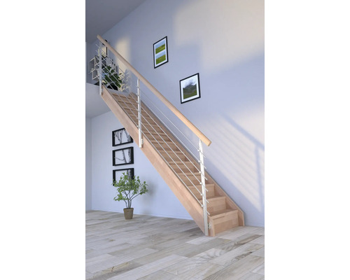 Drevené schodisko so zábradlím vo svetlej miestnosti