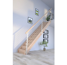 Svetlé drevené schodisko s nerezovým zábradlím vo svetlej miestnosti