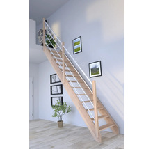 Drevené schodisko so zábradlím vo svetlej miestnosti