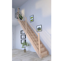 Drevené schodisko so zábradlím v obývacej izbe