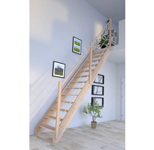 Drevené schodisko v interiéri so zábradlím