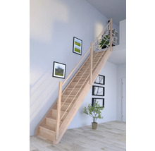 Drevené schodisko so zábradlím v svetlej miestnosti