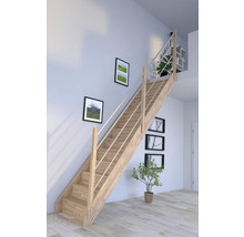 Drevené schodisko so zábradlím v obývacej izbe