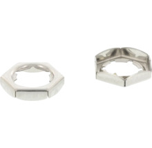 Detail dvoch kovových šesťhranných matíc