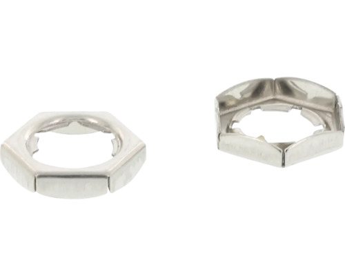 Detail dvoch kovových šesťhranných matíc