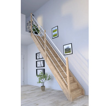 Drevené schodisko so zábradlím v interiéri