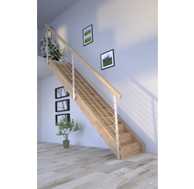 Drevené schodisko s nerezovým zábradlím v modernom obývacom priestore