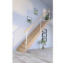 Drevené schodisko s nerezovým zábradlím vo svetlej miestnosti