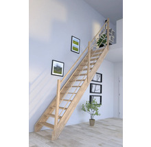 Drevené schodisko so zábradlím vo svetlej miestnosti