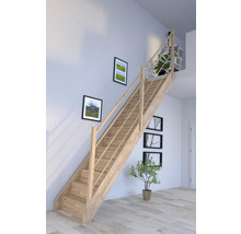 Drevené schodisko so zábradlím vo svetlej obývacej izbe