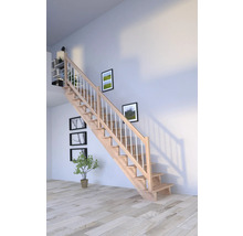 Drevené schodisko so zábradlím vo svetlej miestnosti