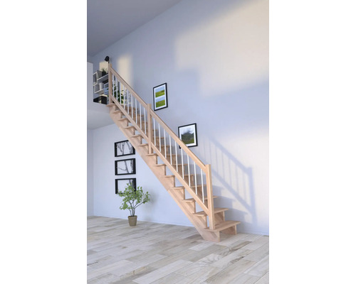 Drevené schodisko so zábradlím vo svetlej miestnosti