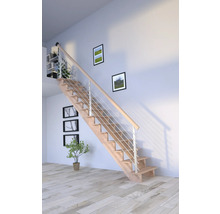 Drevené schodisko s nerezovým zábradlím vo svetlej miestnosti