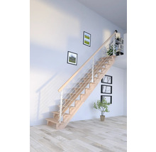 Drevené schodisko s nerezovým zábradlím vo svetlej miestnosti.