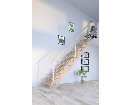 Drevené schodisko s nerezovým zábradlím vo svetlej miestnosti.