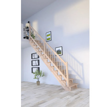 Drevené schodisko so zábradlím v obývacej izbe