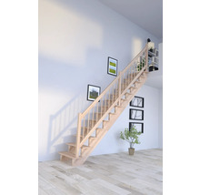 Drevené schodisko v interiéri domu.