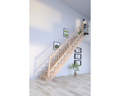 Drevené schodisko v interiéri domu.