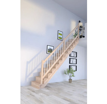 Drevené schodisko so zábradlím v interiéri