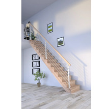 Drevené schodisko s nerezovým zábradlím vo svetlej miestnosti