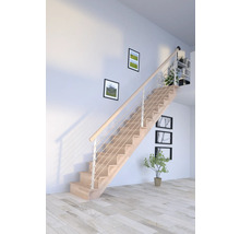 Svetlé drevené schodisko s kovovým zábradlím v modernom dome.