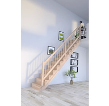 Drevené schodisko so zábradlím vo svetlej miestnosti