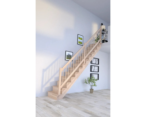 Drevené schodisko so zábradlím vo svetlej miestnosti