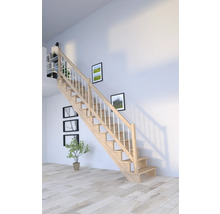 Drevené schodisko s bielym zábradlím vo svetlej miestnosti