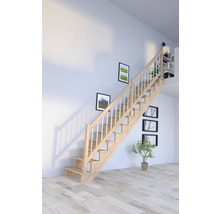 Drevené schodisko s bielym zábradlím vo svetlej miestnosti.