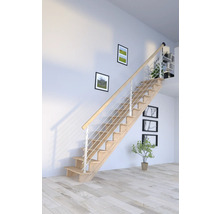 Schodisko s drevenými stupňami a oceľovým zábradlím vo svetlej miestnosti