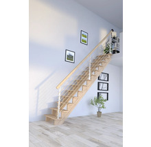 Drevené schodisko s bielym zábradlím v svetlej miestnosti