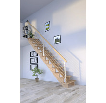 Drevené schodisko s kovovým zábradlím vo svetlej miestnosti