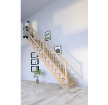 Drevené schodisko v svetlej obývacej izbe s obrazmi na stene a policami