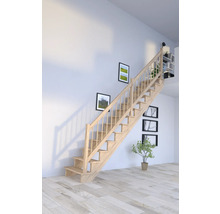 Drevené schodisko v svetlej miestnosti s obrazmi na stene a rastlinou.