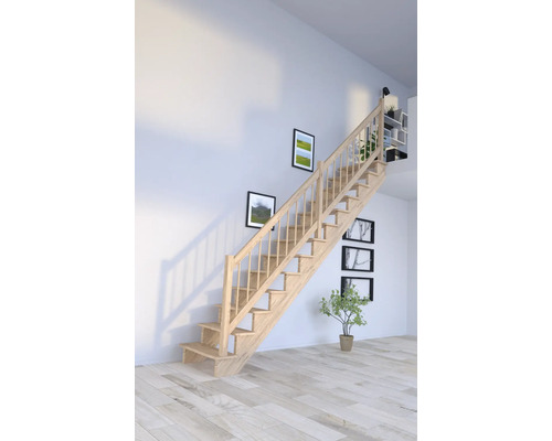 Drevené schodisko v svetlej miestnosti s obrazmi na stene a rastlinou.