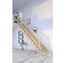 Schodisko v obývacej izbe s drevenými stupňami a bielym zábradlím.